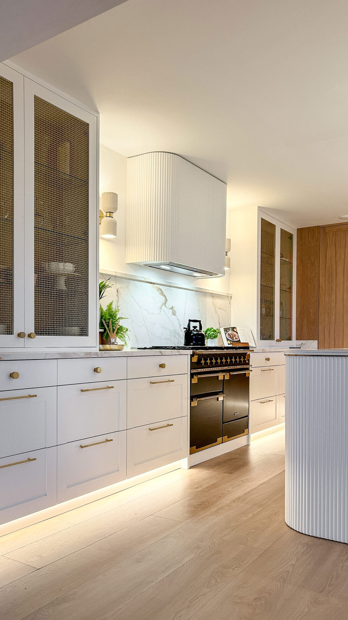 Custom made to measure modern classic kitchen with large island, quartz worktop, s-box power point, luxurious details and pendant lights