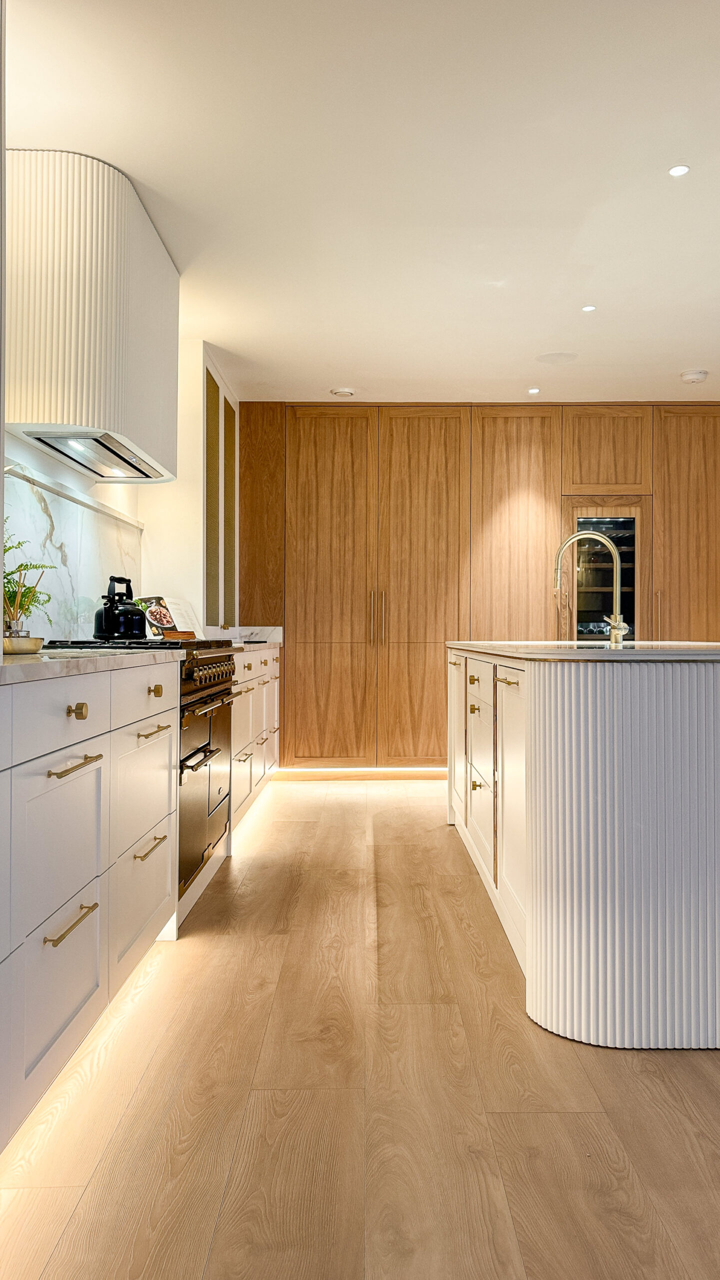 Custom made to measure modern classic kitchen with large island, quartz worktop, s-box power point, luxurious details and pendant lights