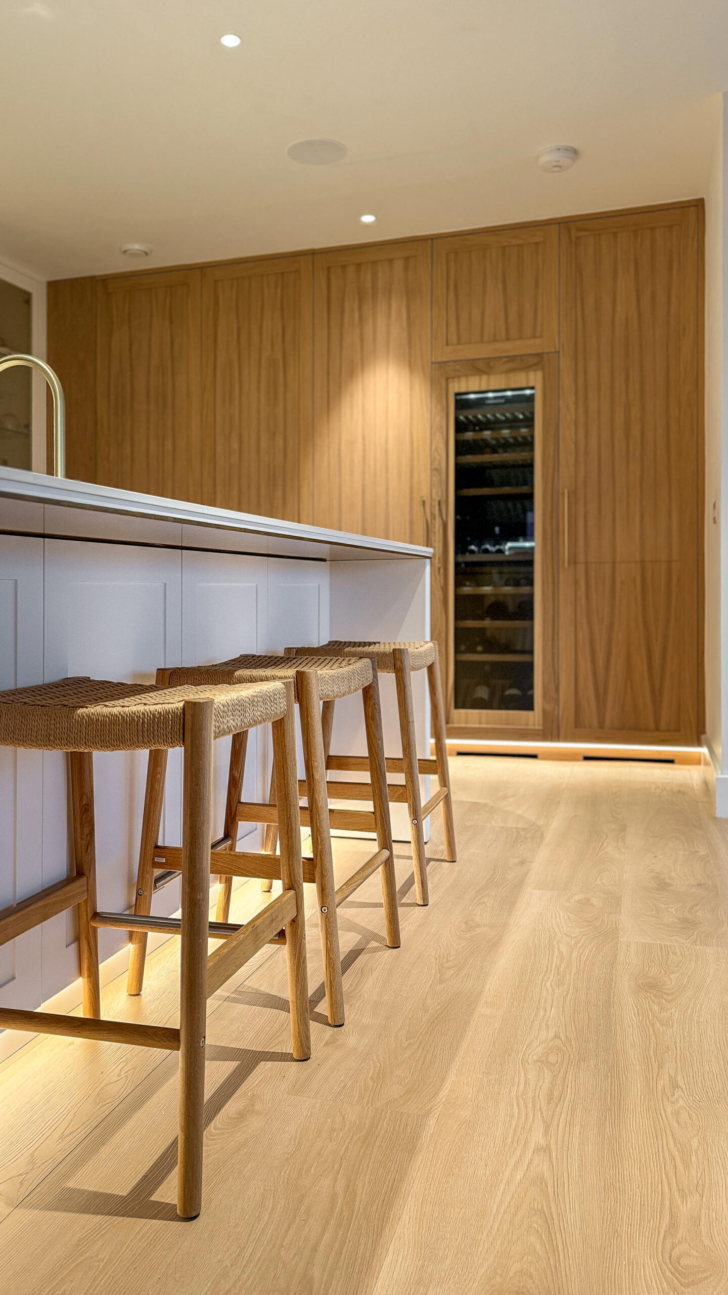 Custom made to measure modern classic kitchen with large island, quartz worktop, s-box power point, luxurious details and pendant lights