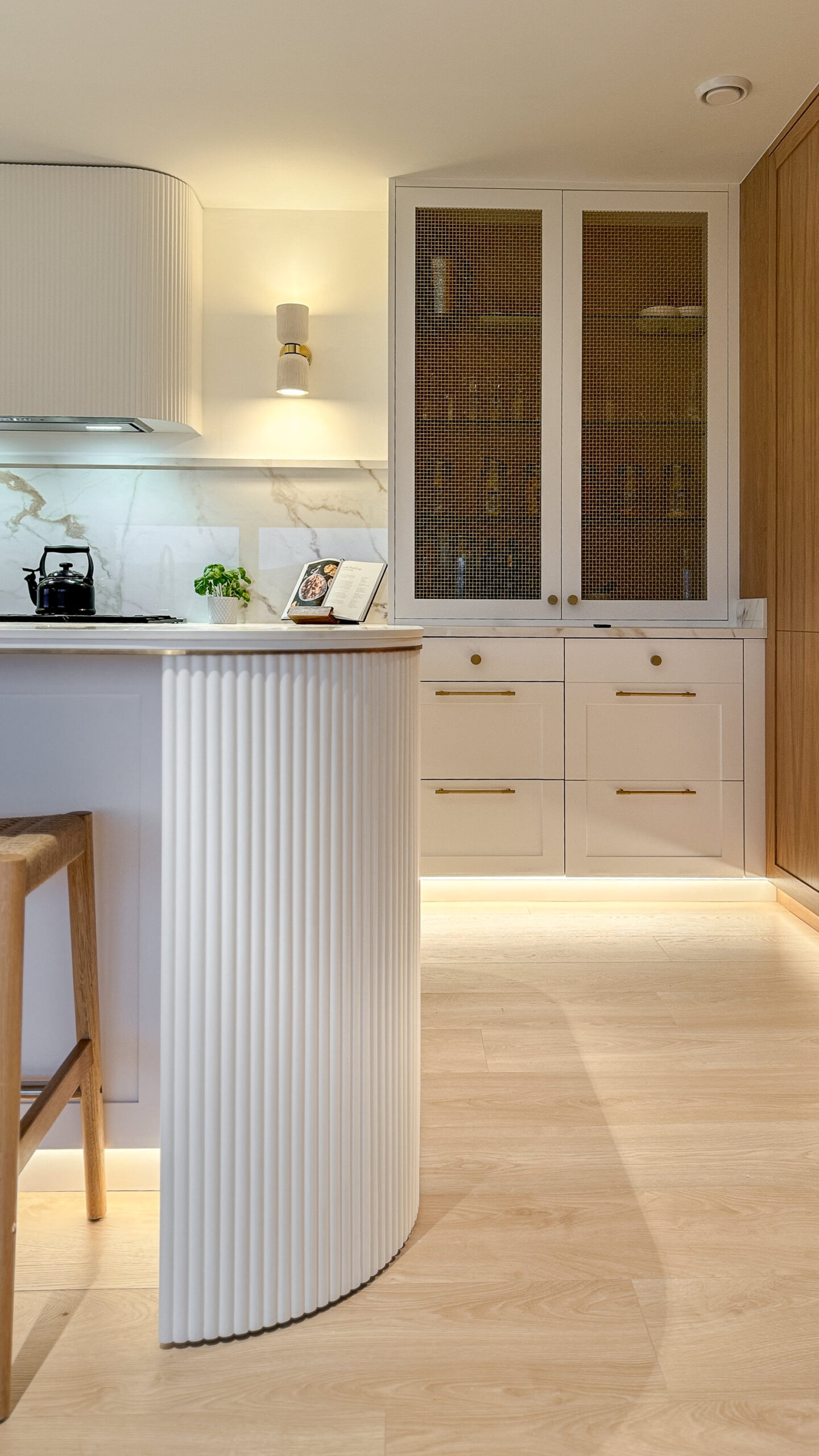 Custom made to measure modern classic kitchen with large island, quartz worktop, s-box power point, luxurious details and pendant lights