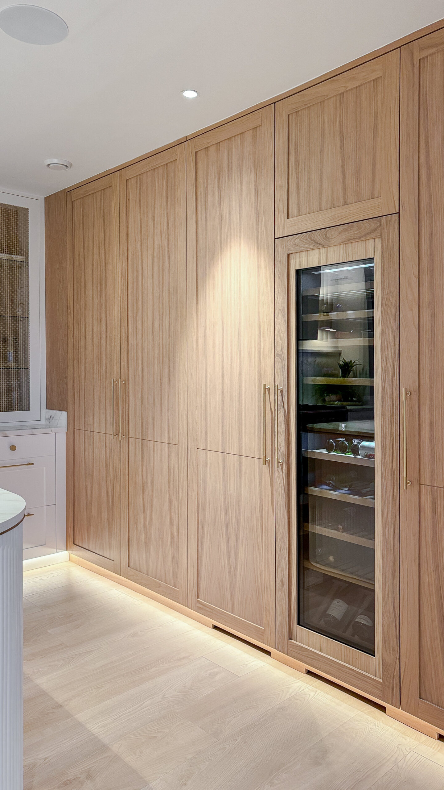 Custom made to measure modern classic kitchen with large island, quartz worktop, s-box power point, luxurious details and pendant lights