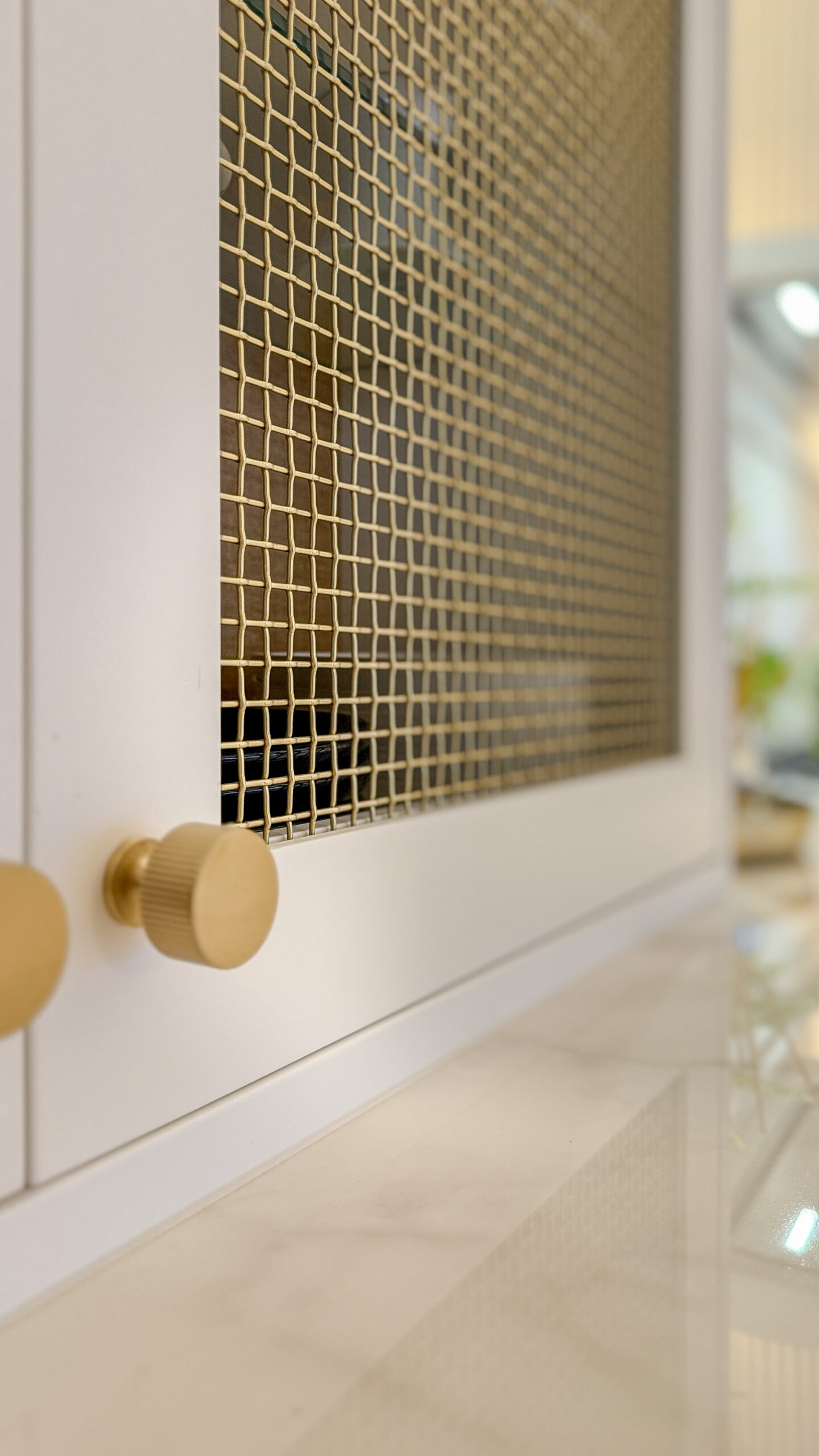 Custom made to measure modern classic kitchen with large island, quartz worktop, s-box power point, luxurious details and pendant lights