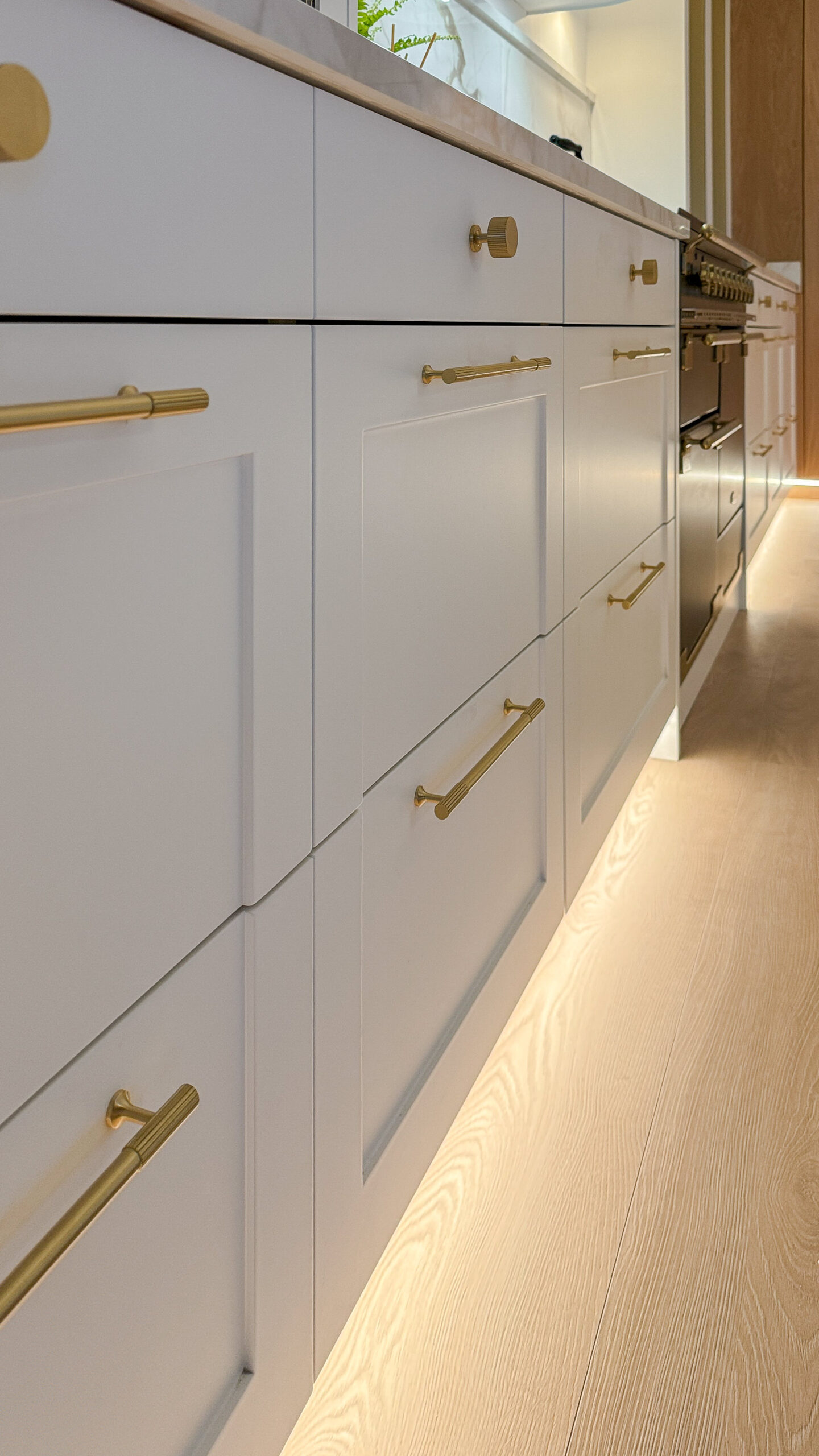 Custom made to measure modern classic kitchen with large island, quartz worktop, s-box power point, luxurious details and pendant lights