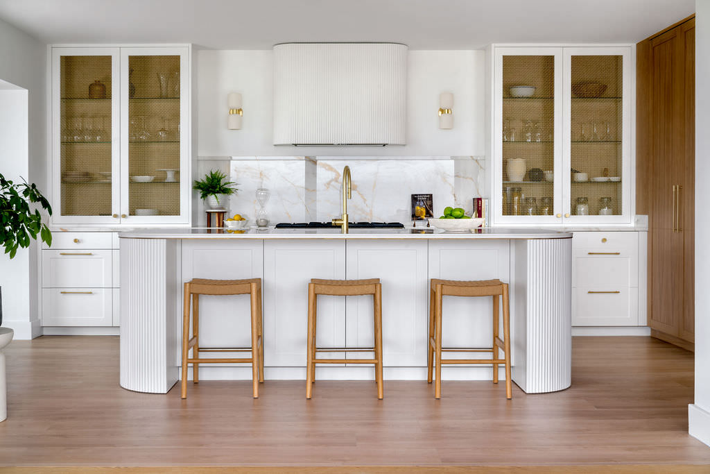 Custom made to measure modern classic kitchen with large island, quartz worktop, s-box power point, luxurious details and pendant lights