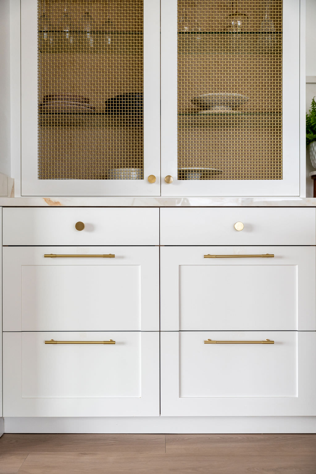 Custom made to measure modern classic kitchen with large island, quartz worktop, s-box power point, luxurious details and pendant lights